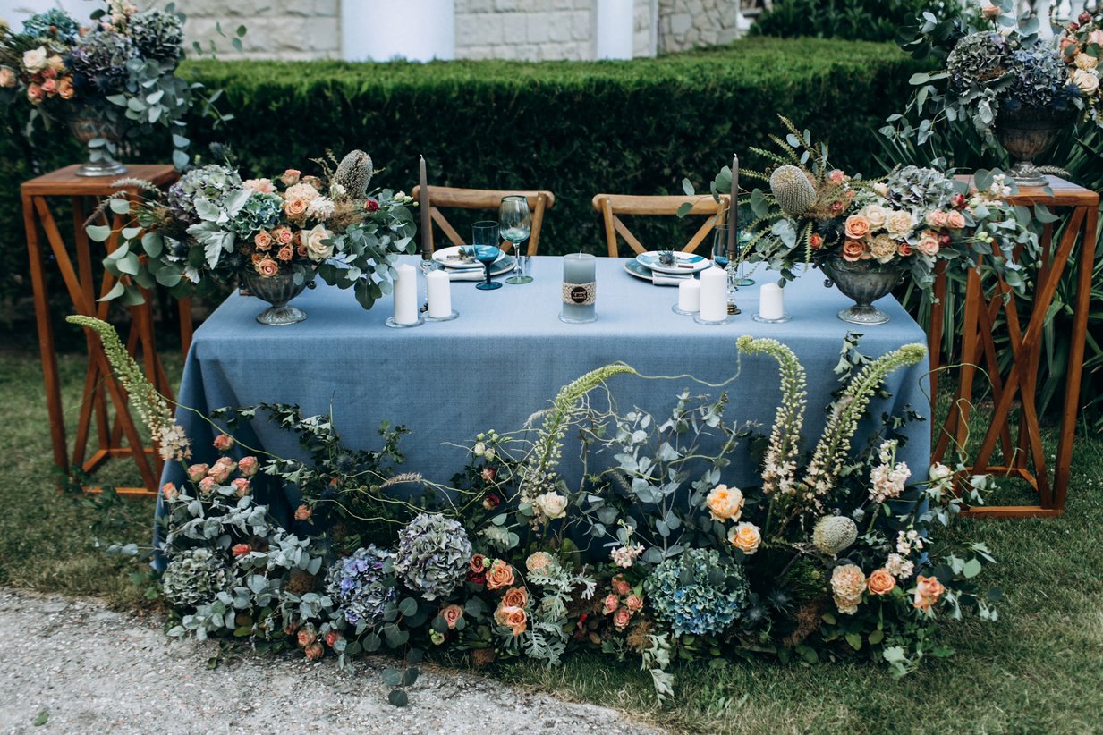 Wedding table setting. Wedding flowers.